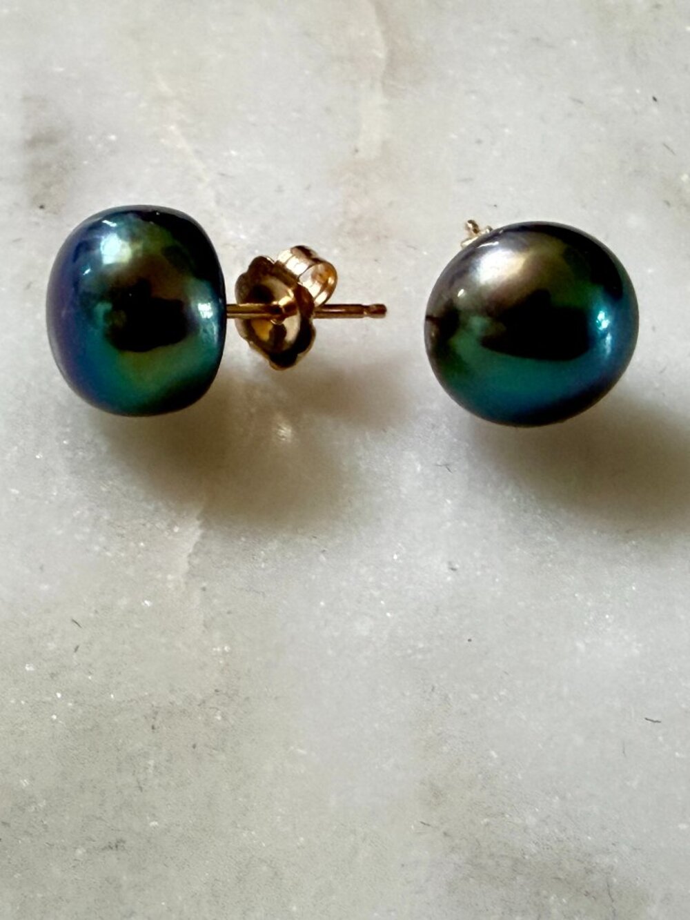 14k Gold ~8.6mm Dark Iridescent Pearl Stud Earrings Color Shifting Peacock